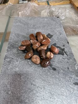 หินกรวดสีแดงเลือดหมู ขนาด 3-5 cm หรือ red pebble