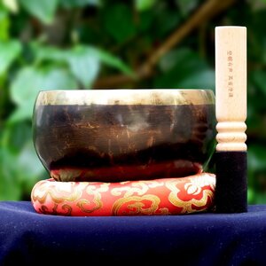 Tibetan Singing Bowl ขันทิเบต(ทองเหลืองรมดำ) งานทำมือโดยช่างฝีมือชาวเนปาล (17 cm.)