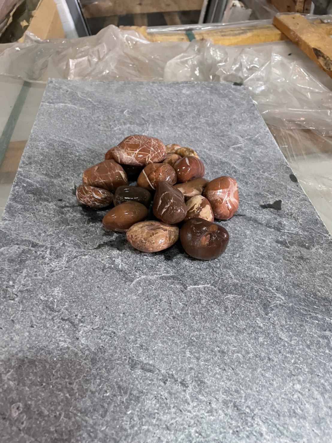 หินกรวดสีแดงเลือดหมู ขนาด 3-5 cm หรือ red pebble