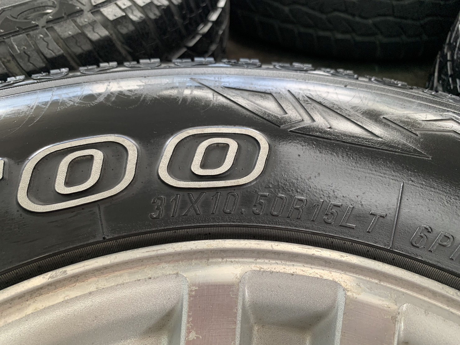 ✨ล้อแม็ก✨Ford Everest ขอบ 15 สีบอร์นหน้าเงา แถมยาง 31x10.5x15 Maxxis ปี 15