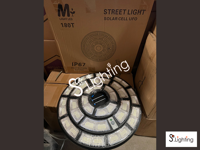 โคมไฟถนน/สนาม UFO SOLAR CELL 180T 1224LED + รีโมท แสงขาว