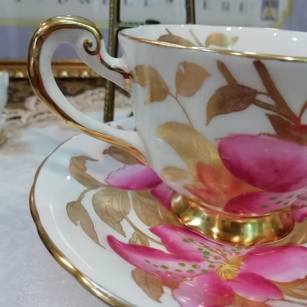 ถ้วยชา Royal Chelsea ลายดอกกล้วยไม้สีชมพู งานเขียนมือ Bone China - Made in England