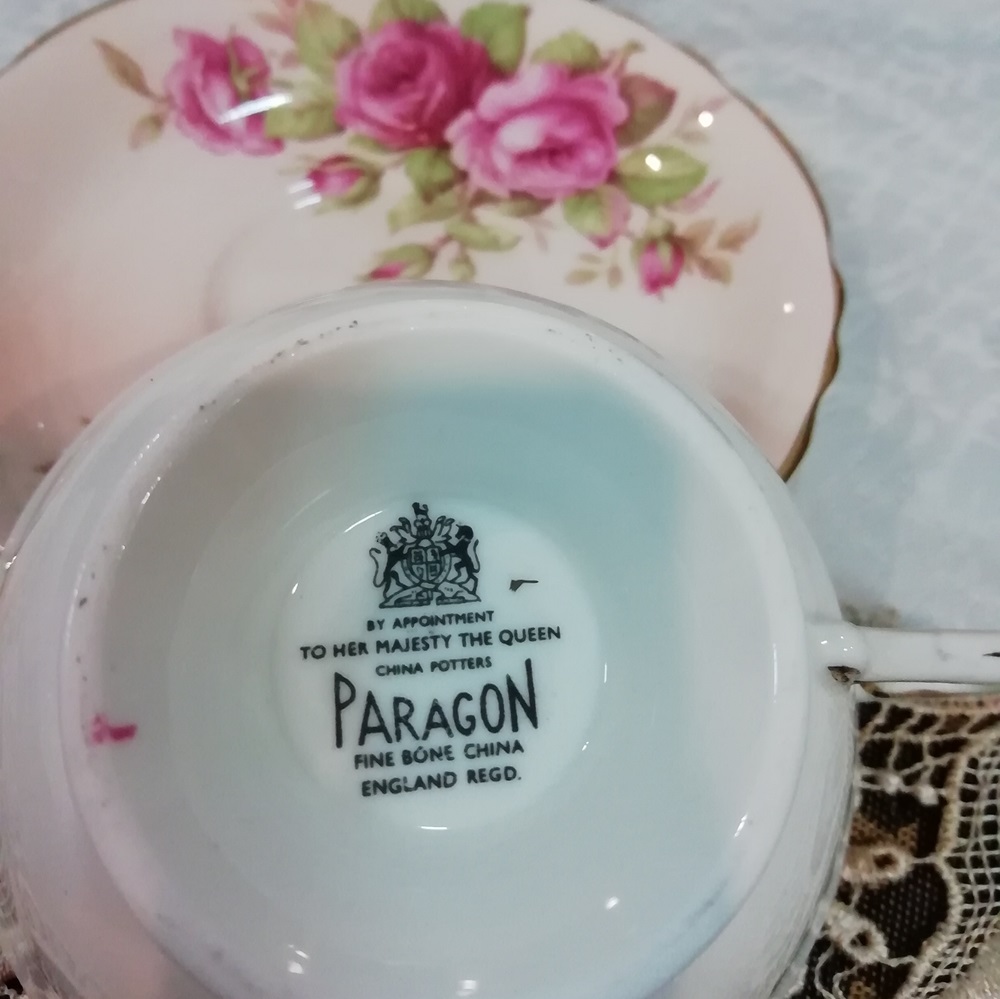 ถ้วยชา Paragon กุหลาบชมพู เขียนมือทั้งใบสำหรับคนชอบกุหลาบ ผลิตปี 1960