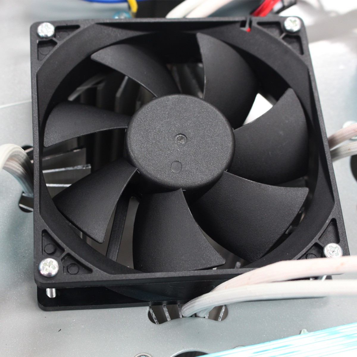 โคมไฮเบย์ รุ่น GKD-043 (มีพัดลมระบายความร้อนในตัว) LED 300w แสงขาว