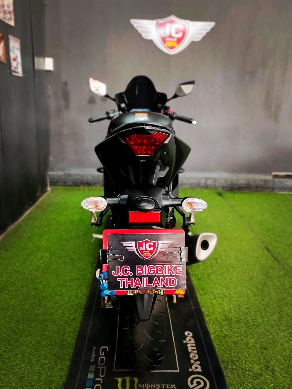 ดำดุดันไม่เกรงใจใคร ❗ YAMAHA New R3 โมเดล 2019 รถมือแรก "นางฟ้าไมล์น้อย" โคตรน่าใช้ 🥰