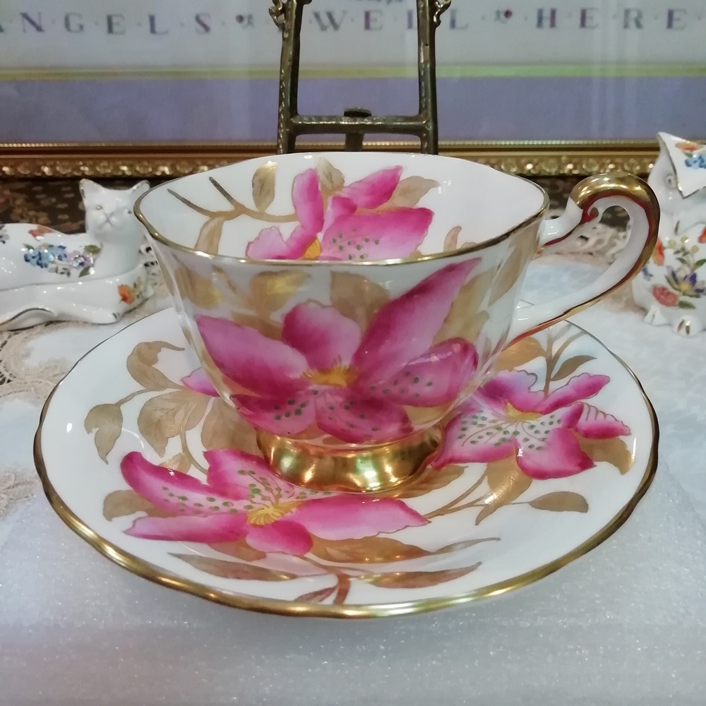 ถ้วยชา Royal Chelsea ลายดอกกล้วยไม้สีชมพู งานเขียนมือ Bone China - Made in England