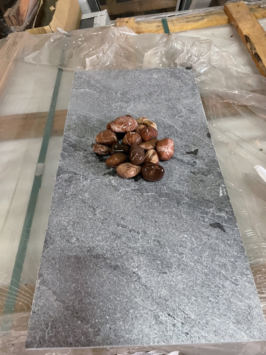 หินกรวดสีแดงเลือดหมู ขนาด 3-5 cm หรือ red pebble