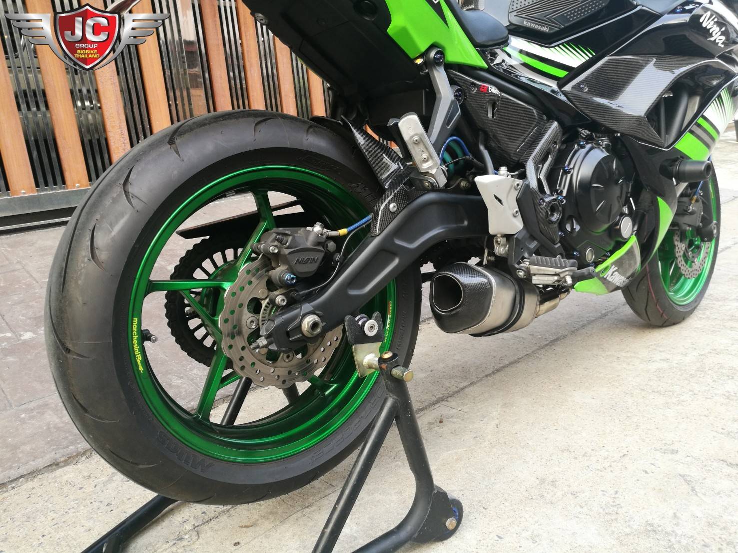 รถคันนี้ทำไมมันหล่อจังใครได้ไปขับหล่อทั้งคนขับทั้งรถไมล์วิ่ง 1XXXX โล