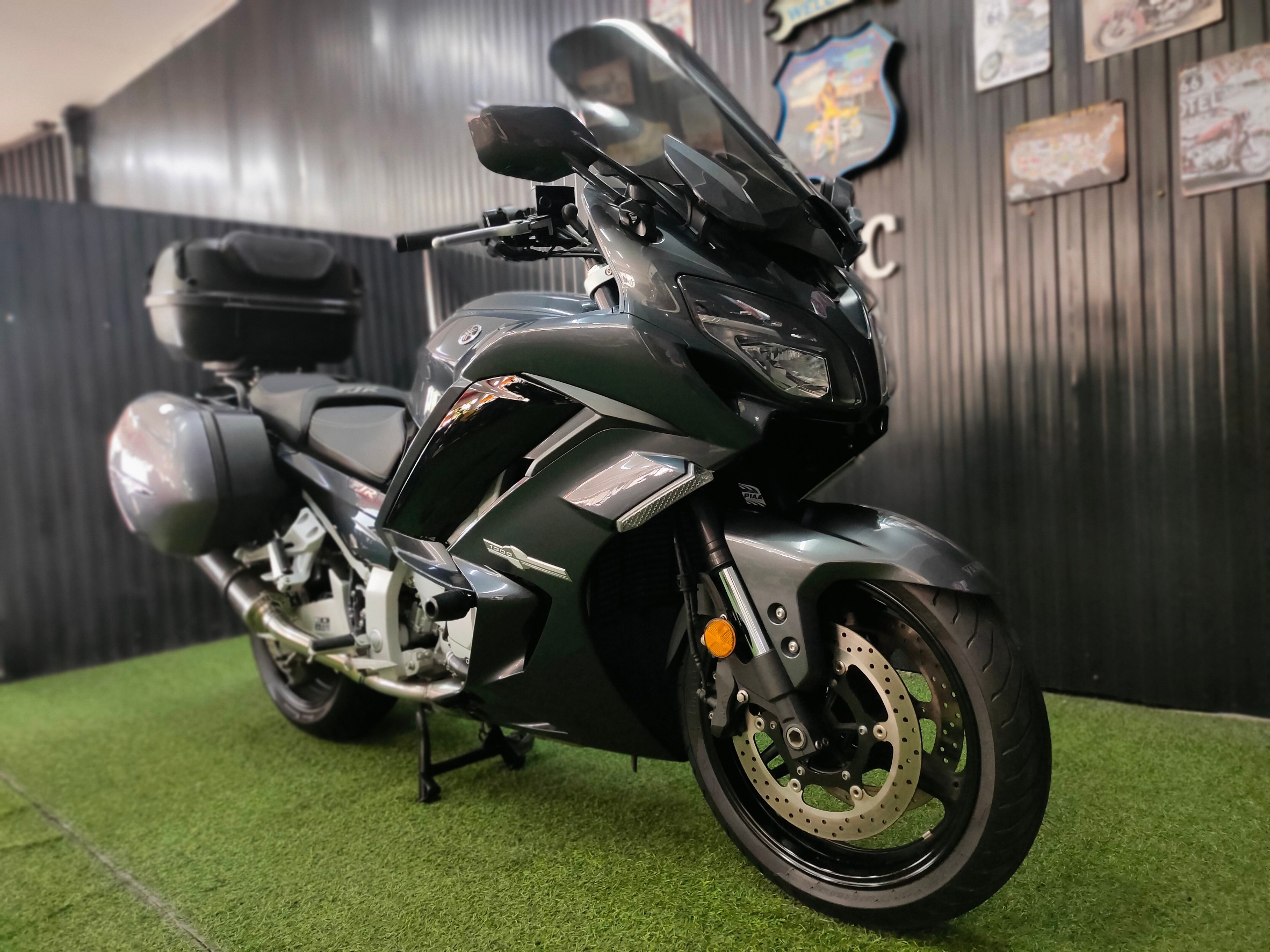 Sport Touring ตัวพรีเมียมจากค่าย YAMAHA รุ่น FJR1300AS ตัวท๊อป Autoclutch ขับเพลาปลายปี 2018 แท้สายจอดไมล์ 2,xxx 😎 โฉมปัจจุบัน...นับคันได้เลย‼️