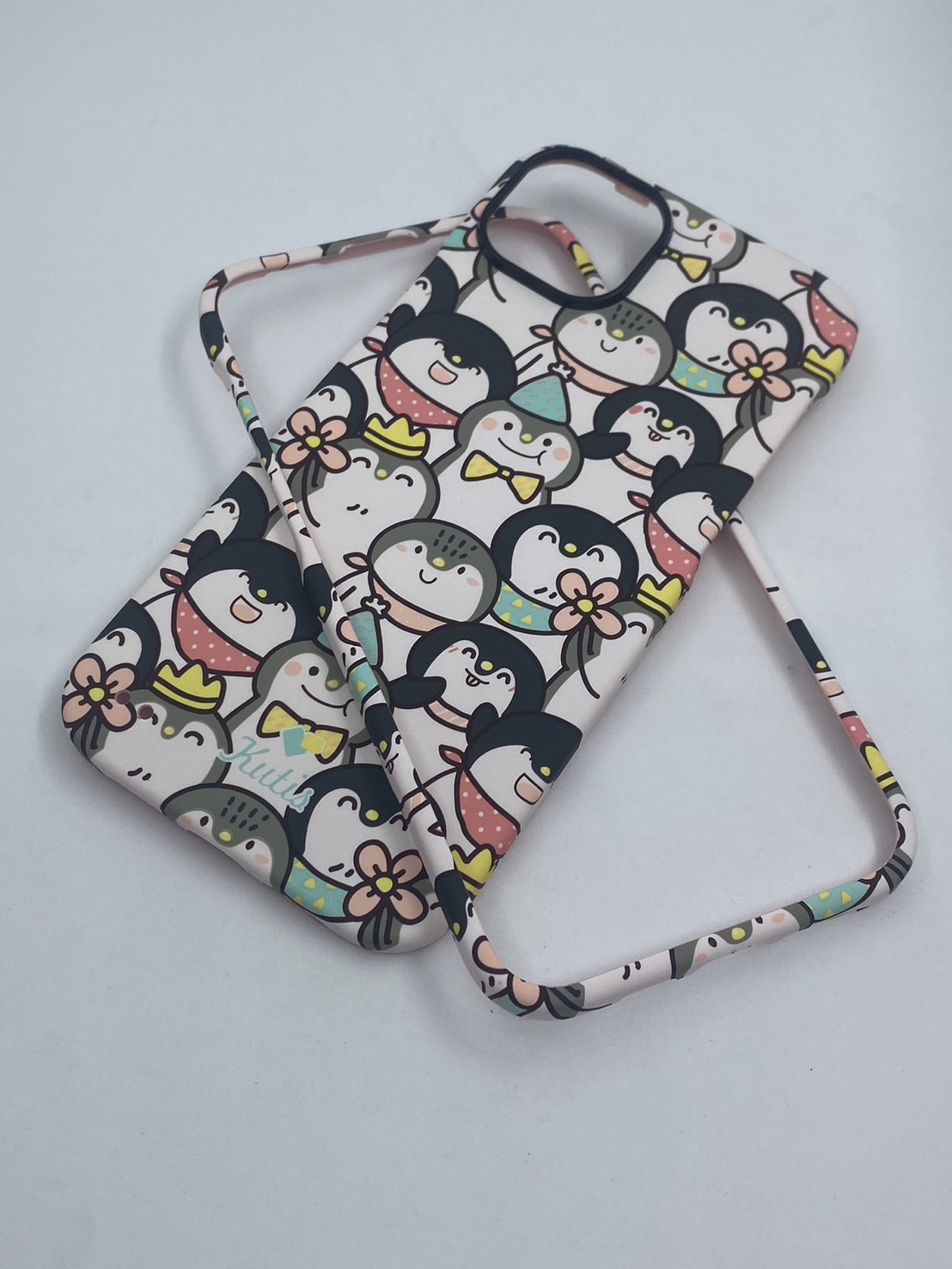 เคสคูทิส(Kutis)เคสไอโฟน14PLUS(ลายเพนกวิน)มาใหม่ เคสประกบหน้า-หลัง เคสเรืองแสง เคสลายวินเทจ ร้านSuperhero Klongthom