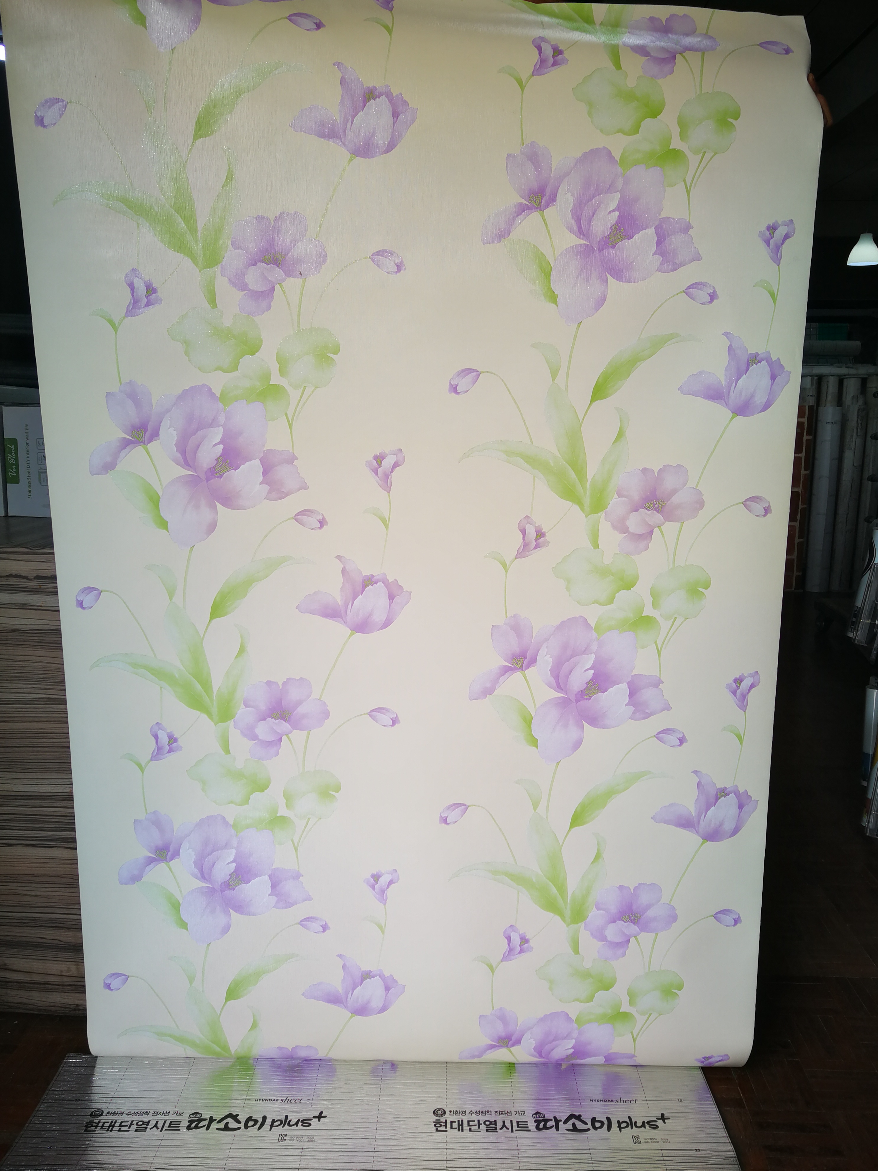 GP-11510 Wallpaper Vinyl วอลล์เปเปอร์แบบมีกาวในตัว ดอกไม้สีม่วง พื้นสีครีม มี glitter กากเพชร หน้ากว้าง 100 cm