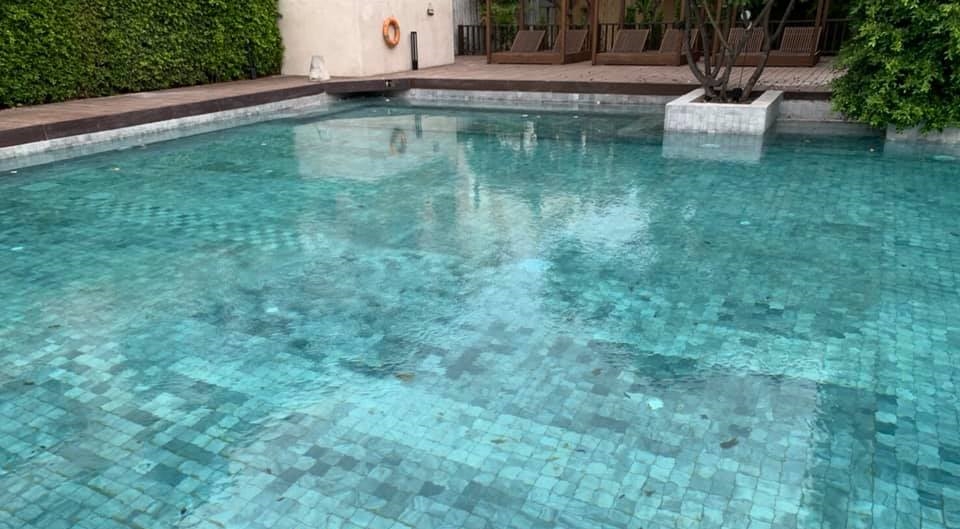 หินปูสระว่ายน้ำ Crystal black sanded โครงการ Palayana Hua Hin Cha-am
