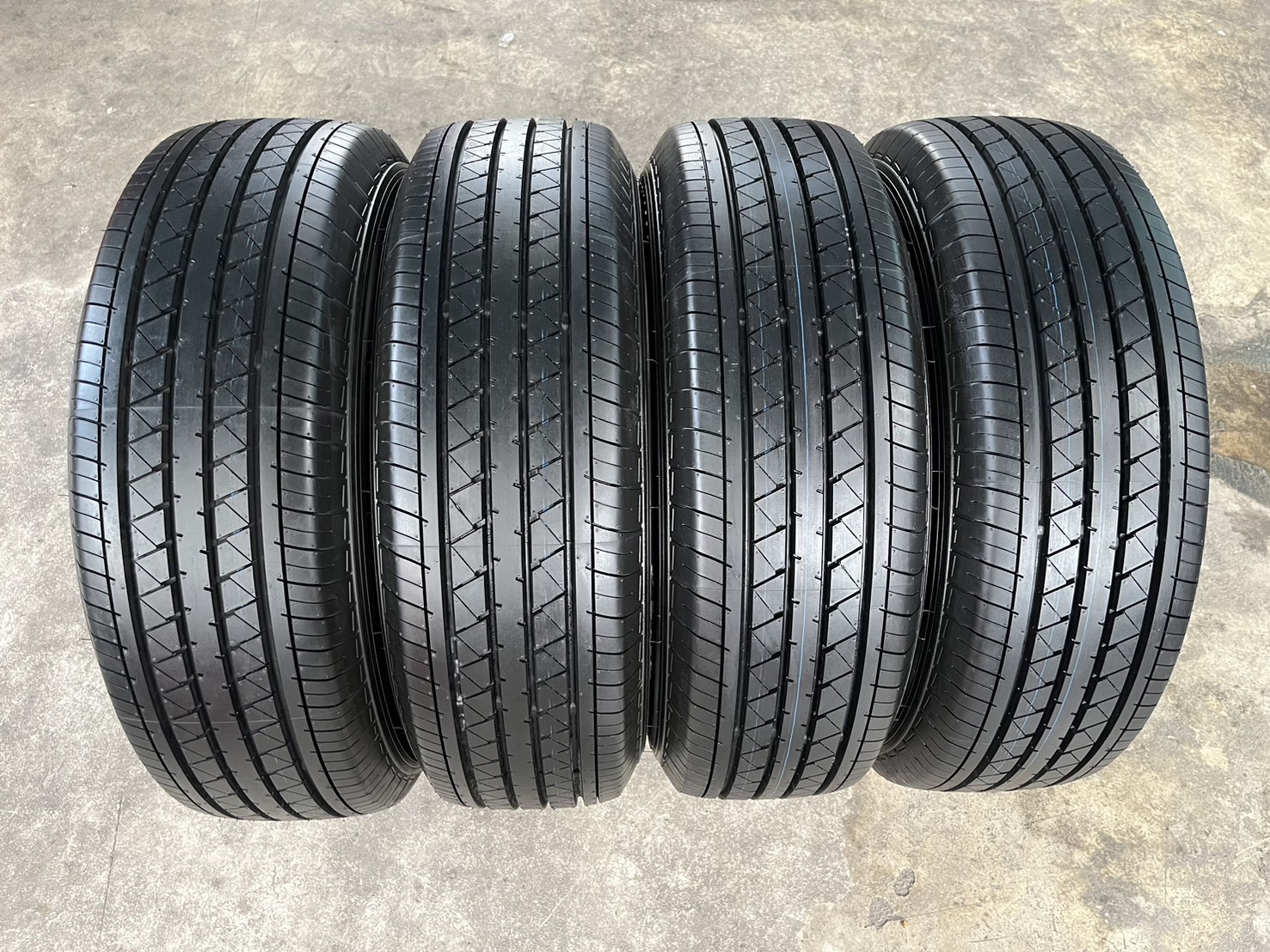 ✨ล้อแม็ก 5รู114✨Toyota INNOVA ขอบ 15 สีไฮเปอร์ พร้อมยางป้ายแดง 205-70-15 Yokohama♨️ปี 24♨️