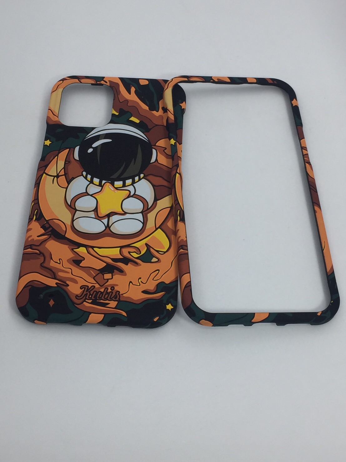 เคสคูทิส(Kutis)เคสไอโฟน12/12PRO(ลายมนุษย์อวกาศ)มาใหม่ เคสประกบหน้า-หลัง เคสเรืองแสง เคสลายวินเทจ ร้านSuperhero Klongthom