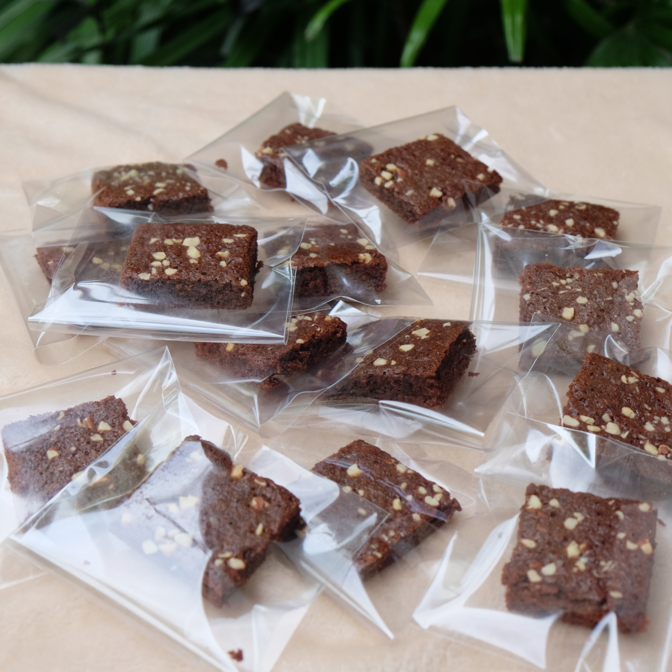 มินิบราวนีส์ คลาสสิค ( Classic Brownies) 5x5 cm ยกถาด 15ชิ้น/ *สำหรับจัดเบรค ถาดขนาด 18*27 cm 7* 11 นิ้ว *** ราคาขายต่อถาด (Price)