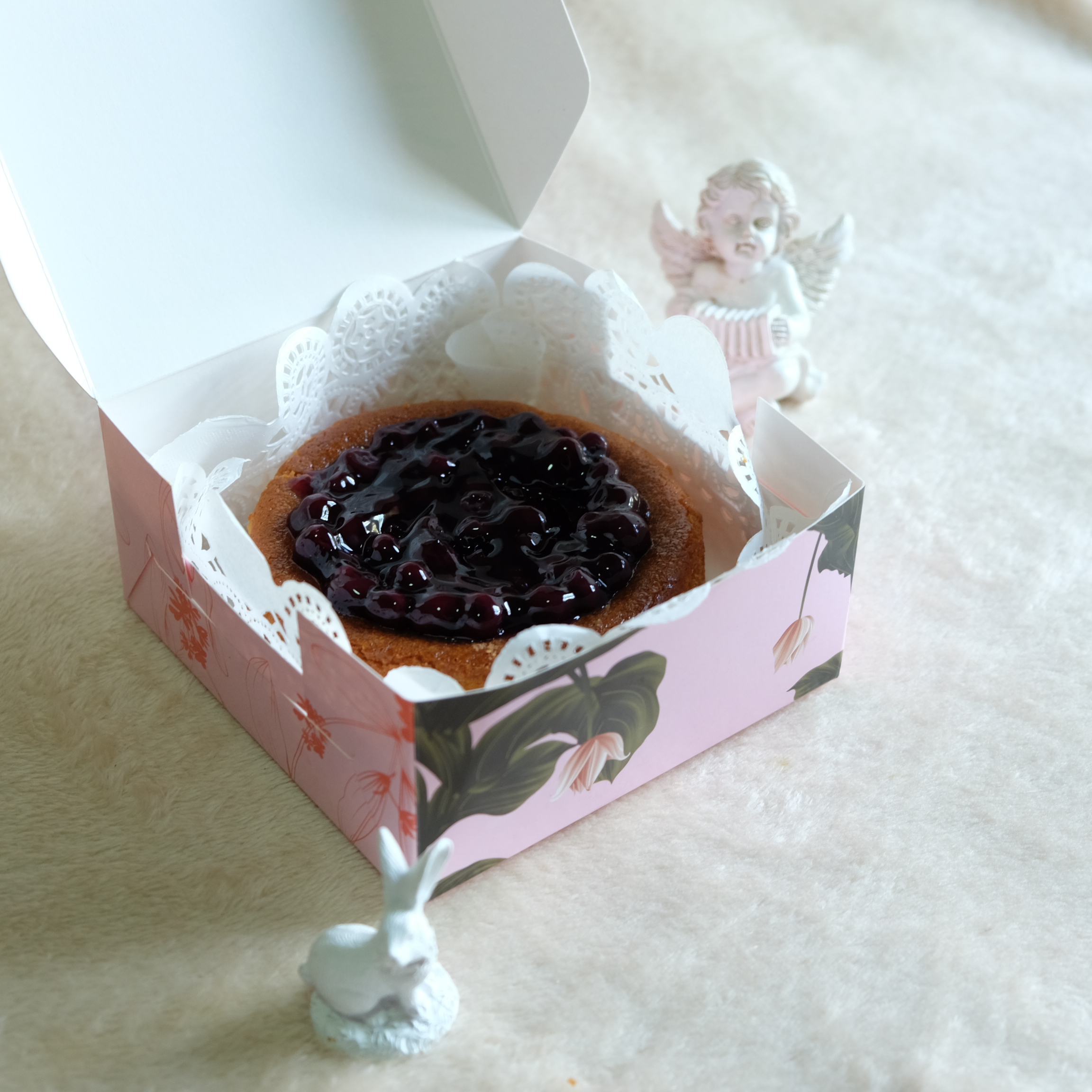 บลูเบอร์รี่ชีสเค้ก (ขนาด 1/2 ปอนด์) /BLUEBERRY CHEESECAKE (1/2 Pound / 4.5'' x 4.5")