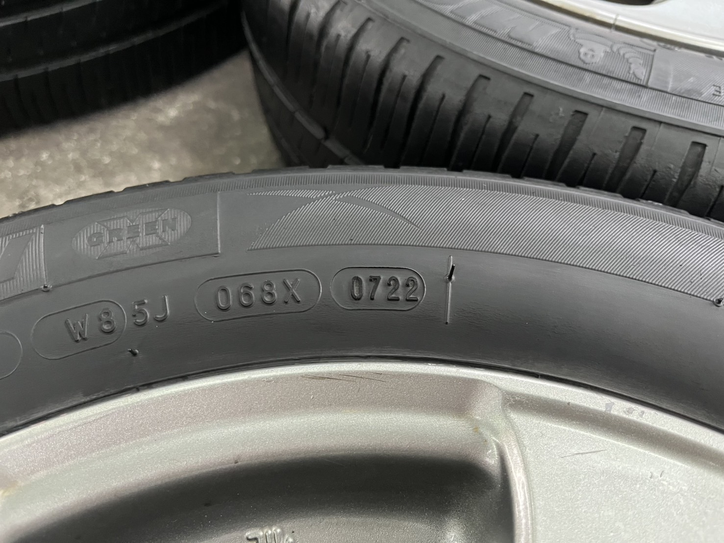 ✨ล้อแม็ก 4รู100✨Toyota Vios รุ่นพิเศษ ขอบ 15 สีเทา พร้อมยาง 185-60-15 Michelin ปี 22