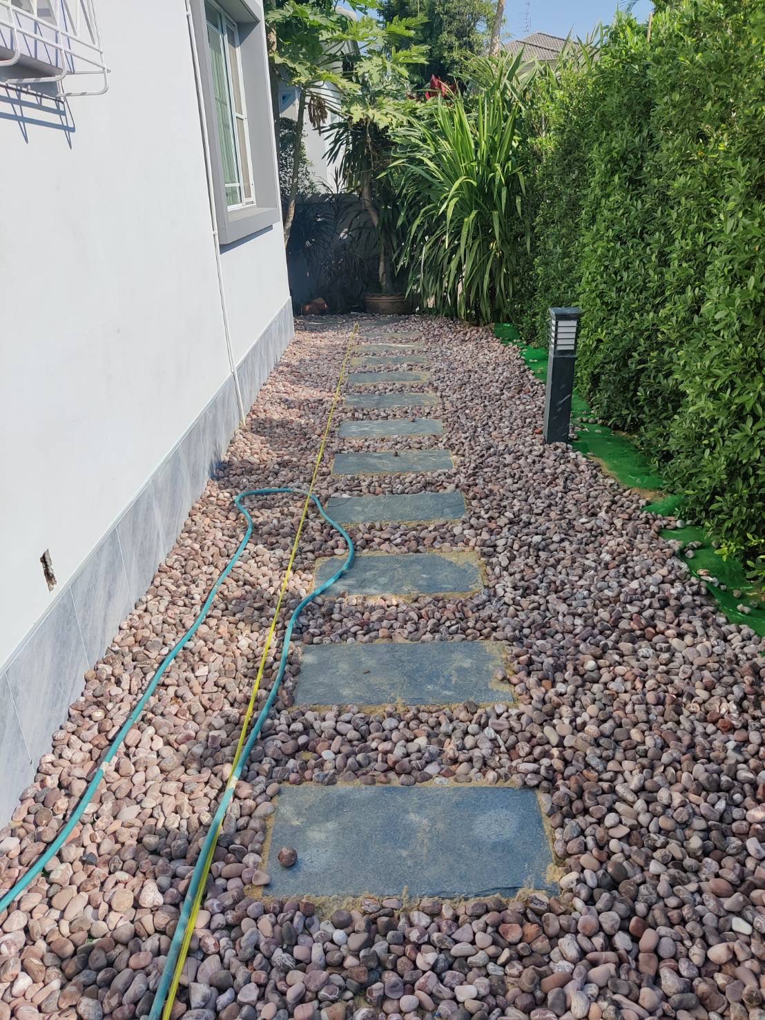 หินกรวดสีแดง โรยทางเดิน สวยมาก