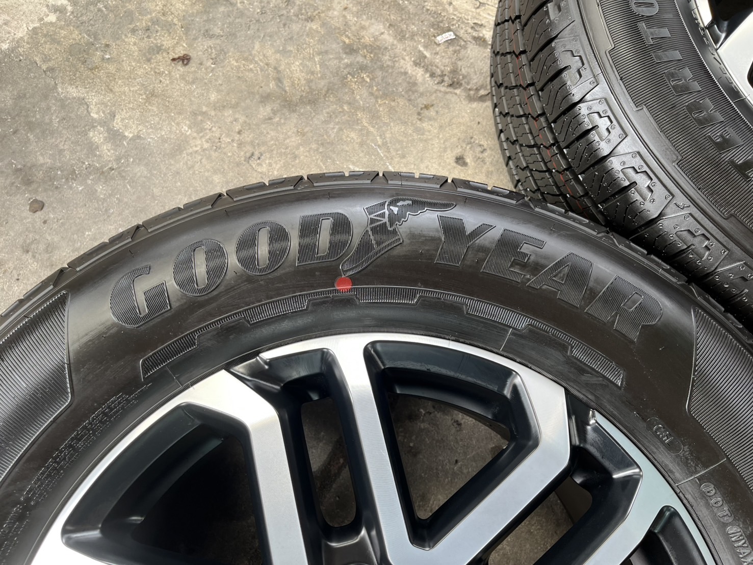💥ปี25💥✨ล้อแม็กป้ายแดง✨Ford Next-Gen Sport ขอบ 18 ดำหน้าเงา พร้อมยางใหม่ป้ายแดง 255-65-18 Goodyear💖