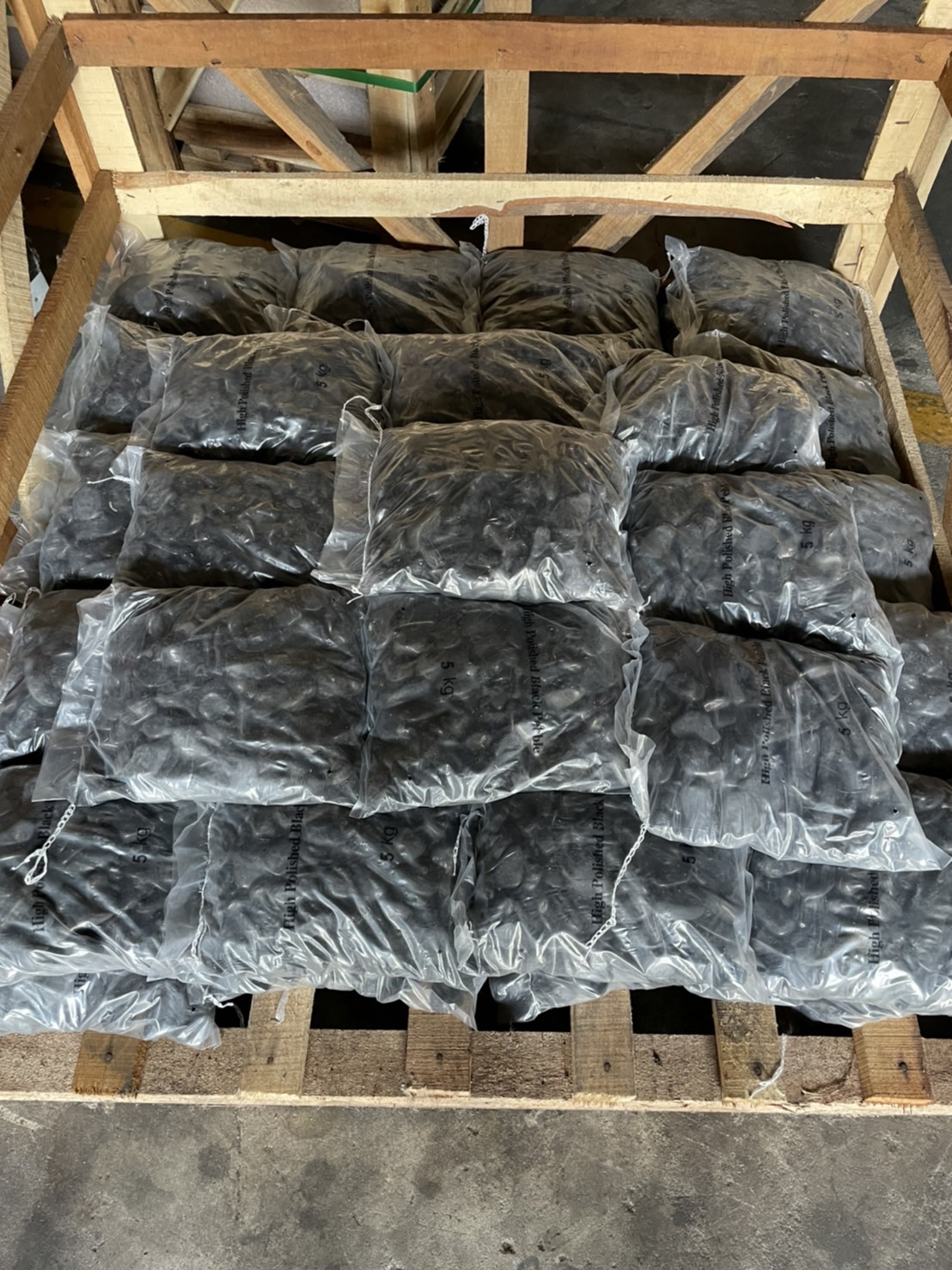 หินกรวด สำหรับแต่งสวนสวย ดำเงา สวยมาก