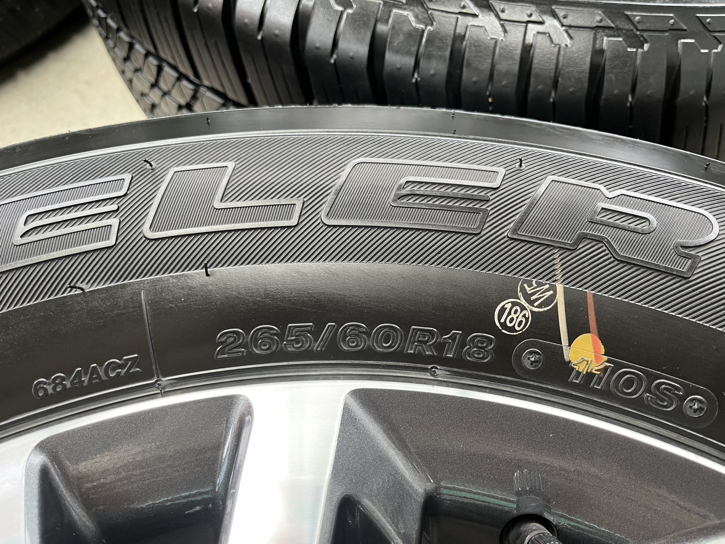 ♨ปี 24♨✨ล้อแม็กพร้อมยางน้องๆป้ายแดง✨ISUZU D-Max รุ่นใหม่ล่าสุด ขอบ 18 ดำหน้าเงา💖