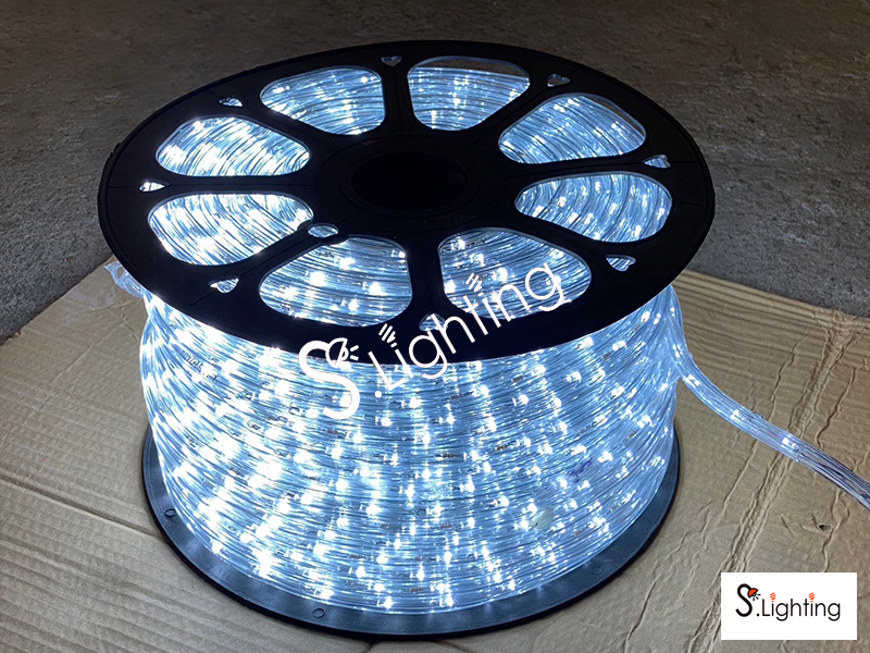 ไฟสายยางกลม LED 3ไส้ 100ม. แสงขาว