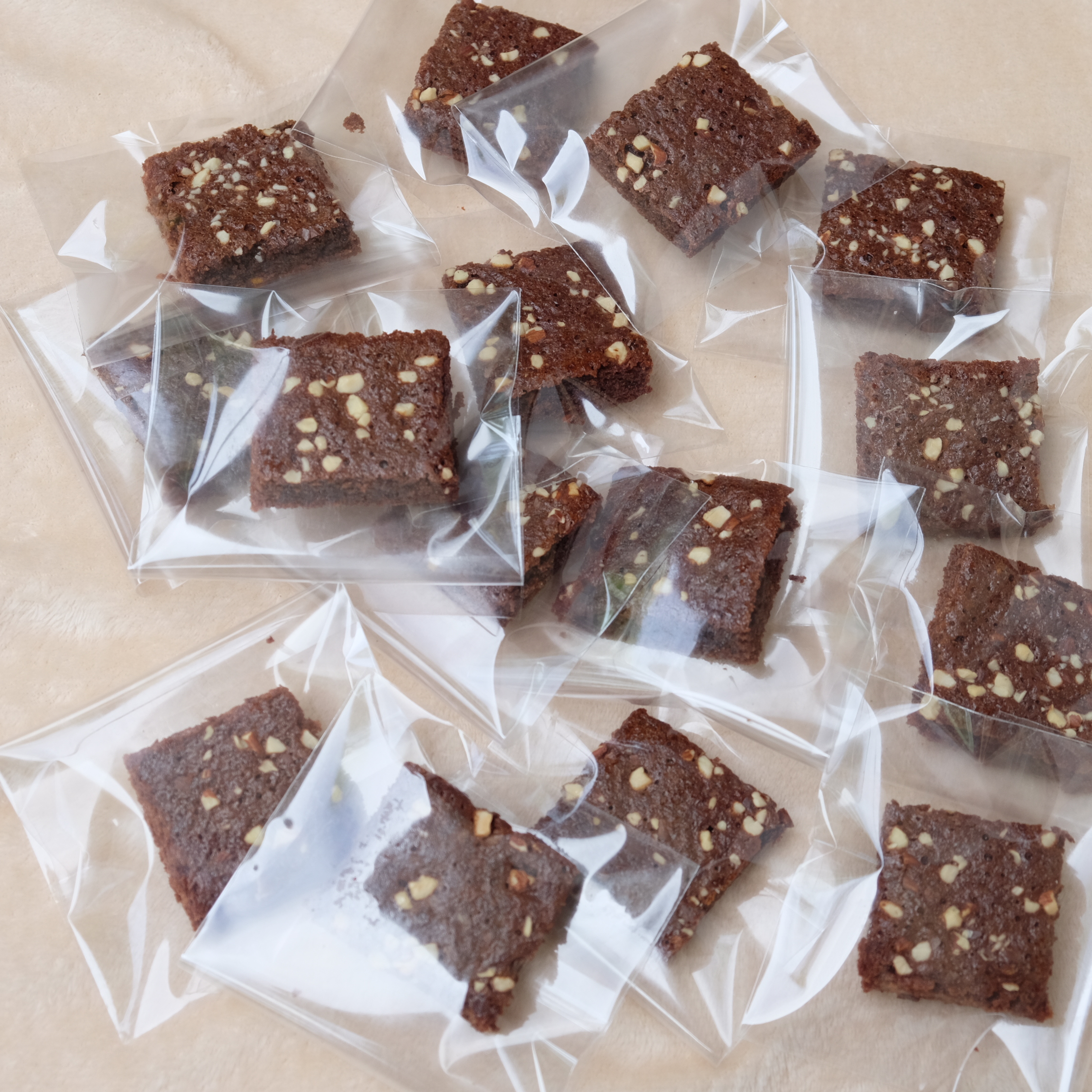 มินิบราวนีส์ คลาสสิค ( Classic Brownies) 5x5 cm ยกถาด 15ชิ้น/ *สำหรับจัดเบรค ถาดขนาด 18*27 cm 7* 11 นิ้ว *** ราคาขายต่อถาด (Price)