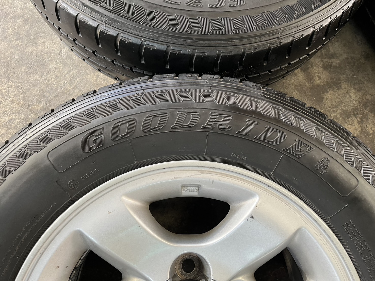 ✨ล้อแม็ก 6รู139✨Toyota Sport Rider D4D ขอบ 15 แถมยาง 215-70-15 Goodride ปี 23