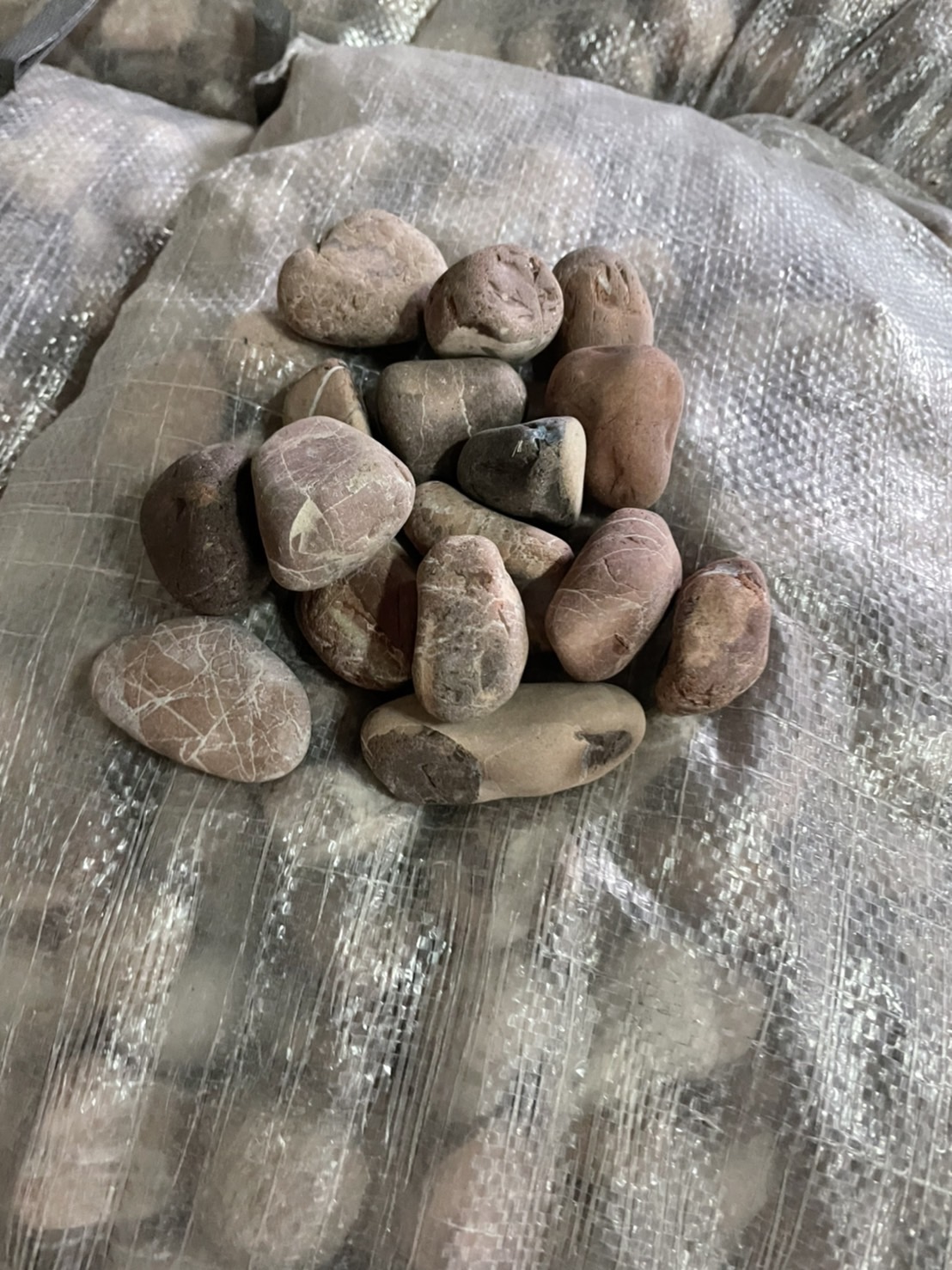 หินกรวดสีแดงเลือดหมู ขนาด 3-5 cm หรือ red pebble