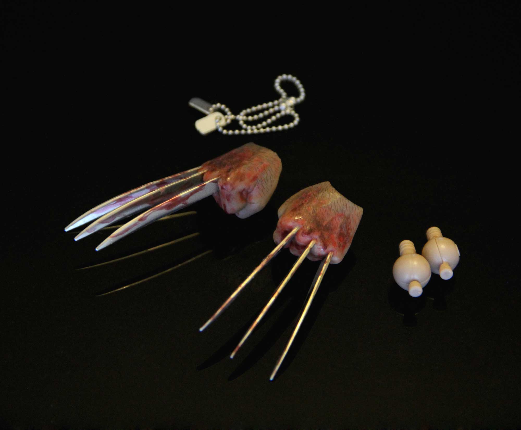 Carve Art CA017 Splash version of the Wolverine Paw (including linker) + identification card