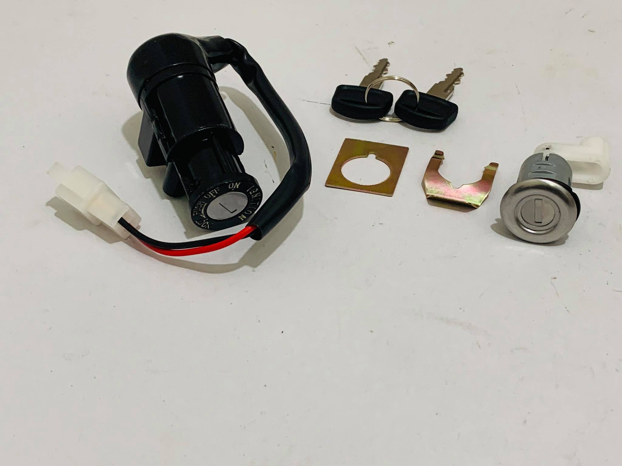 ชุดสวิทช์กุญแจมอเตอร์ไซด์โซนิครุ่นเก่าพร้อมชุดล๊อค(สินค้าเกรดเอเทียบเท่าของแท้)