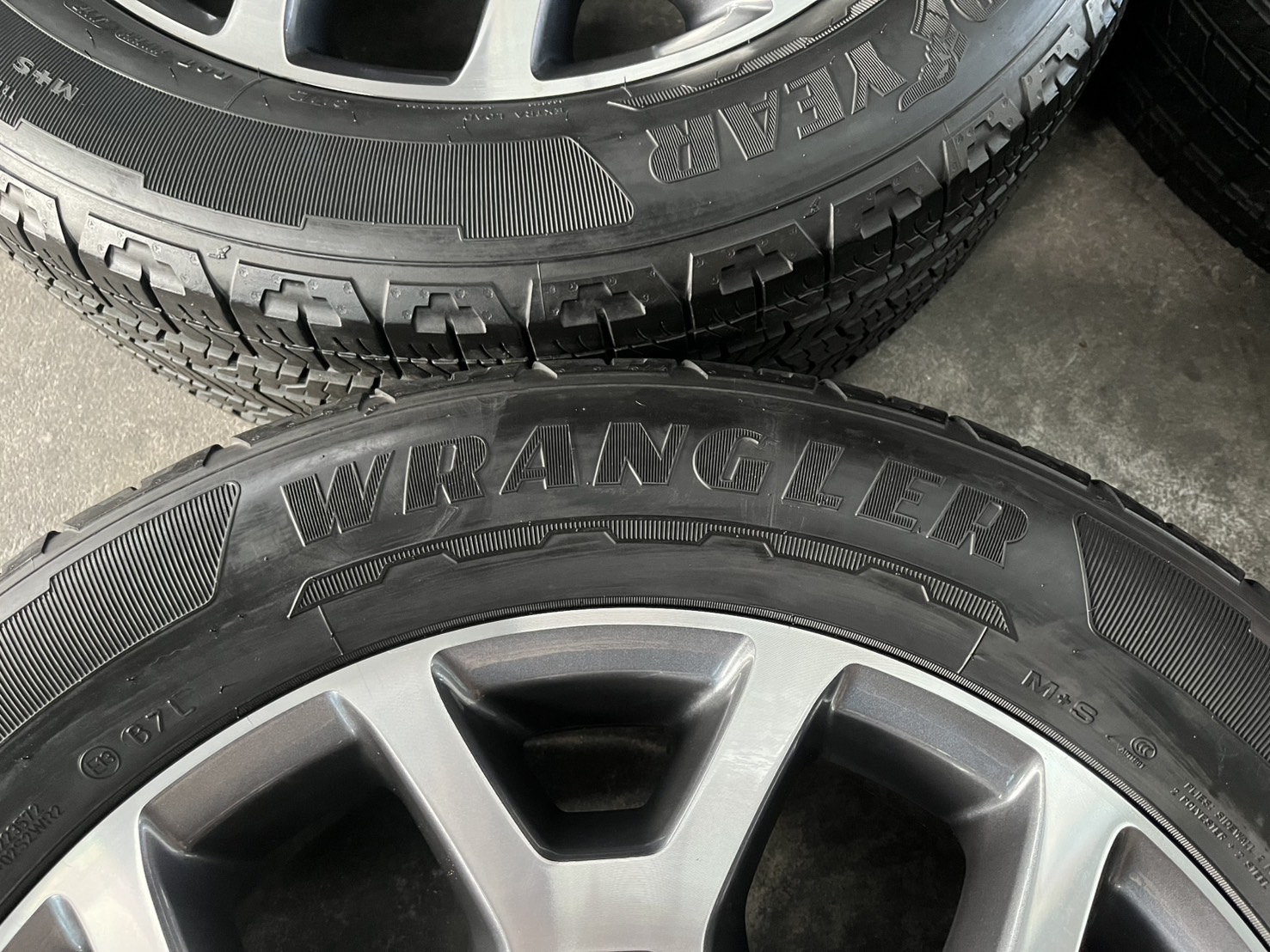 ✨ล้อแม็ก✨Ford Everest Next-Gen ขอบ 20 เทาหน้าเงา พร้อมยาง 255-55-20 GoodYear💥ปลายปี 22💥