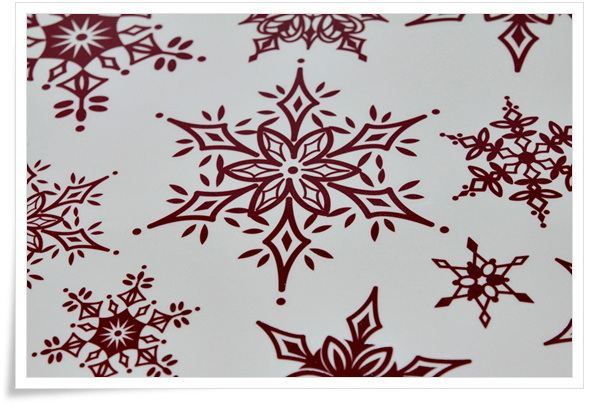 PSC-58087 สติกเกอร์เกล็ดหิมะ แบบใสเห็นสีแดงทั้ง 2 ด้าน 50x70 Cm