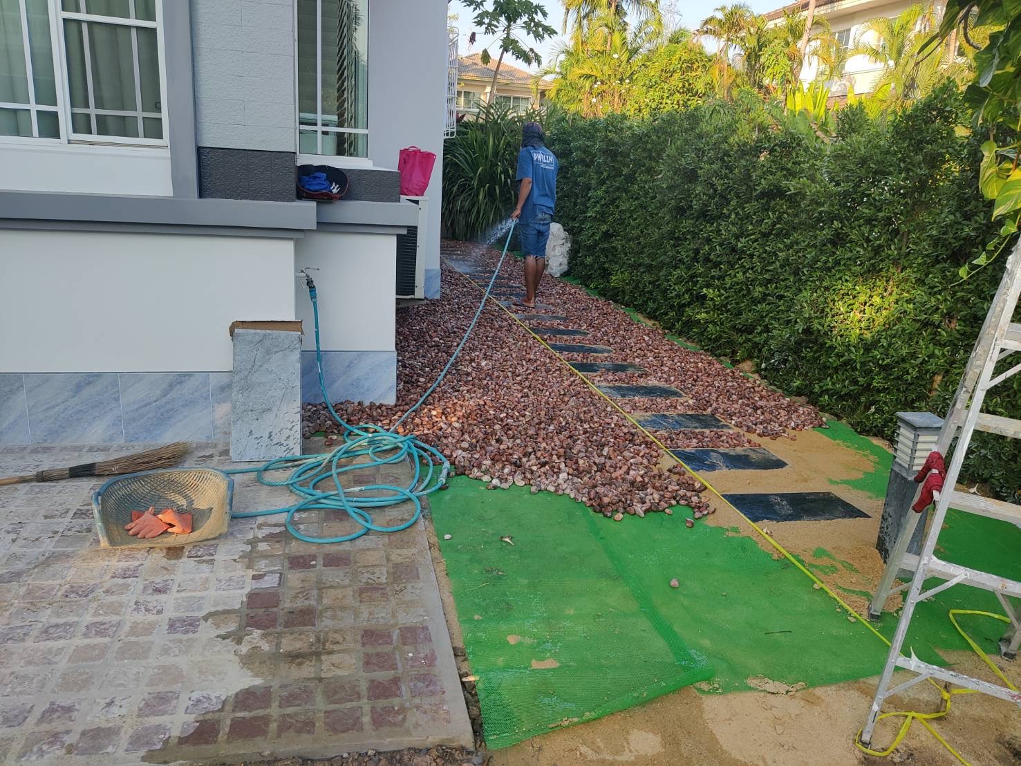 หินกรวดสีแดง โรยทางเดิน สวยมาก