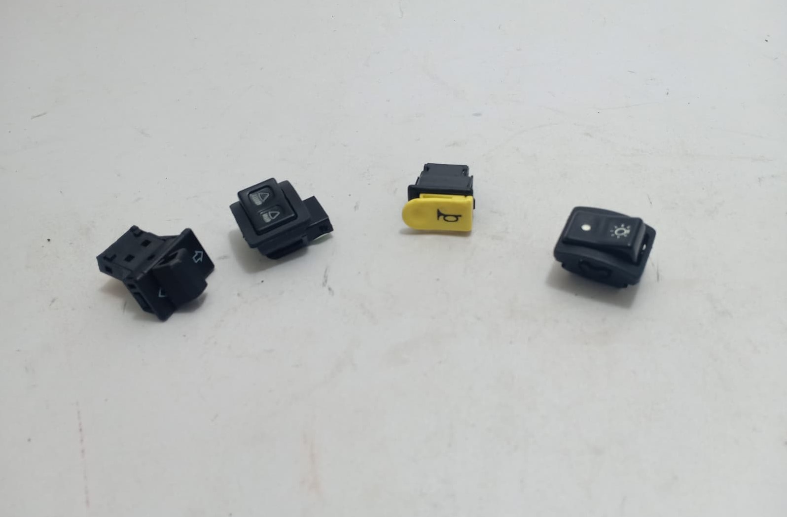 สวิทช์ติดแฮนด์สำหรับมอเตอร์ไซด์ฮอนด้าดรีมExces(ดรีม 99)