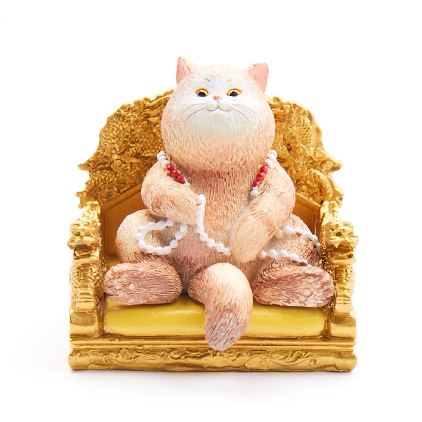 ตุ๊กตาแมวอ้วนบนบัลลังก์มังกร จากร้านของฝากในปักกิ่ง ประเทศจีน