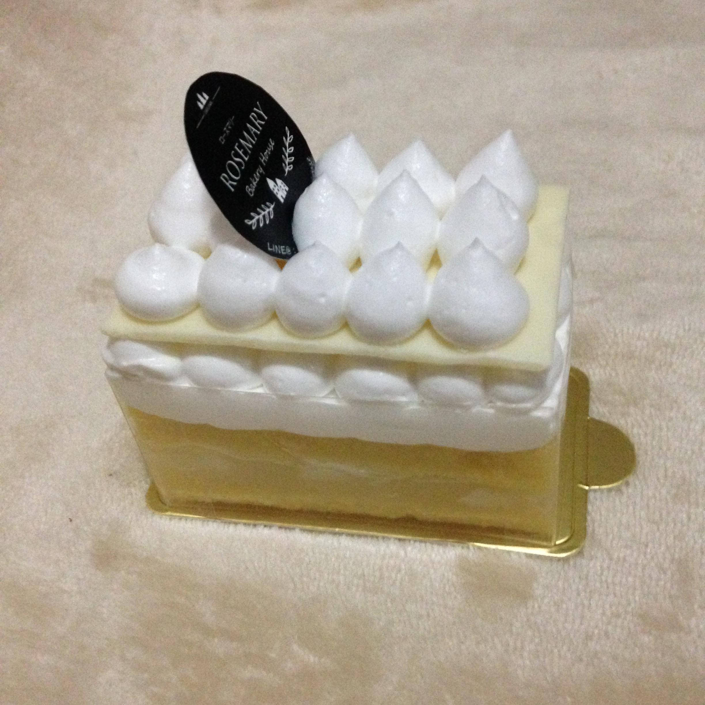 เค้กมะพร้าวอ่อนกับไวท์ช็อกโกแลต Young Coconut & White Chocolate Cake (ชิ้นสี่เหลี่ยม)