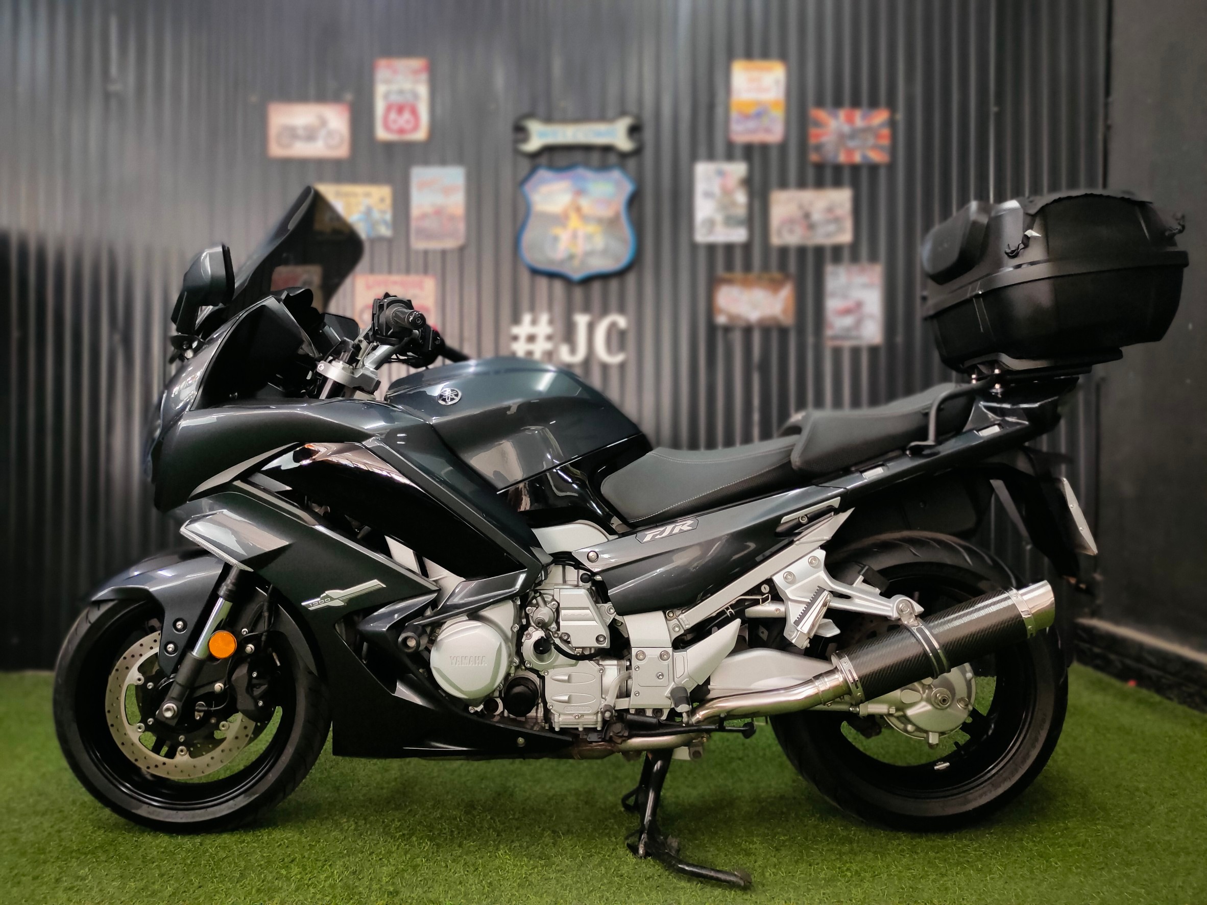 Sport Touring ตัวพรีเมียมจากค่าย YAMAHA รุ่น FJR1300AS ตัวท๊อป Autoclutch ขับเพลาปลายปี 2018 แท้สายจอดไมล์ 2,xxx 😎 โฉมปัจจุบัน...นับคันได้เลย‼️