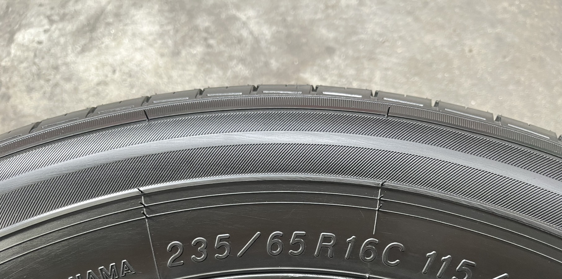 ✨ยางป้ายแดง✨235-65-16 Yokohama💥ปี 25💥🚘ใส่กับ รถตู้ ,รถกระบะตัวเตี้ย ได้เลย