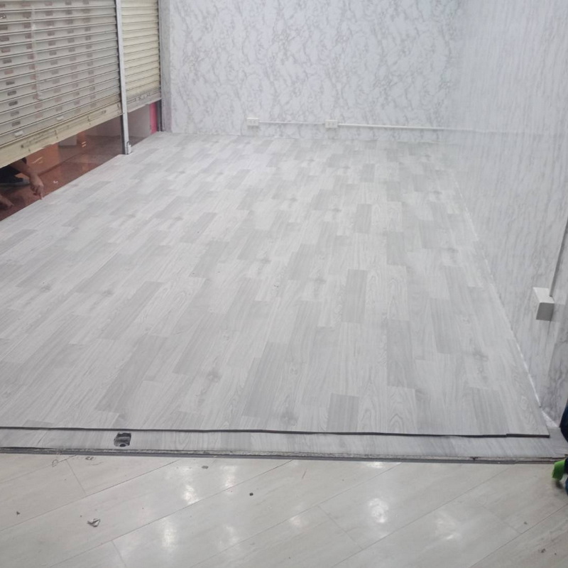 พีวีซีปูพื้น ลายไม้โมเดรินสีเทา Ash Gray-wood panel JP-014 หน้ากว้าง 100 ซม หนา 0.6 มม