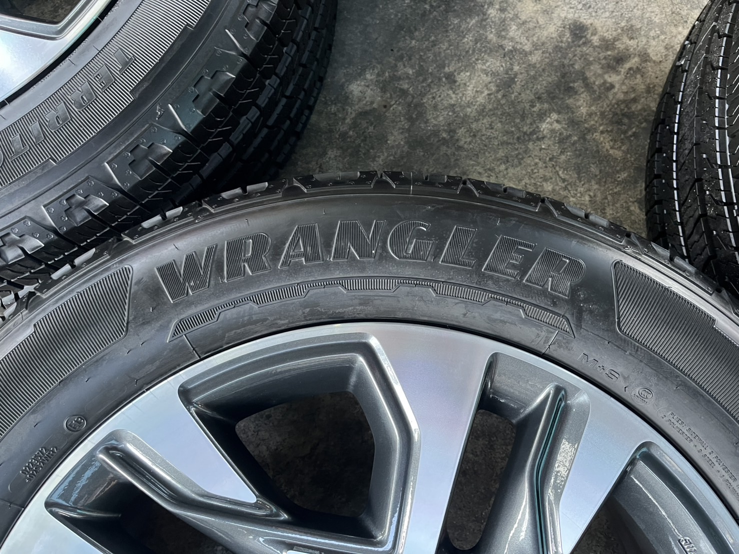 ✨ล้อแม็ก✨Toyota Fortuner Legender รุ่นใหม่ล่าสุด ขอบ 20 พร้อมยางน้องๆป้ายแดง 255-55-20 GoodYear🌟ปี 23🌟