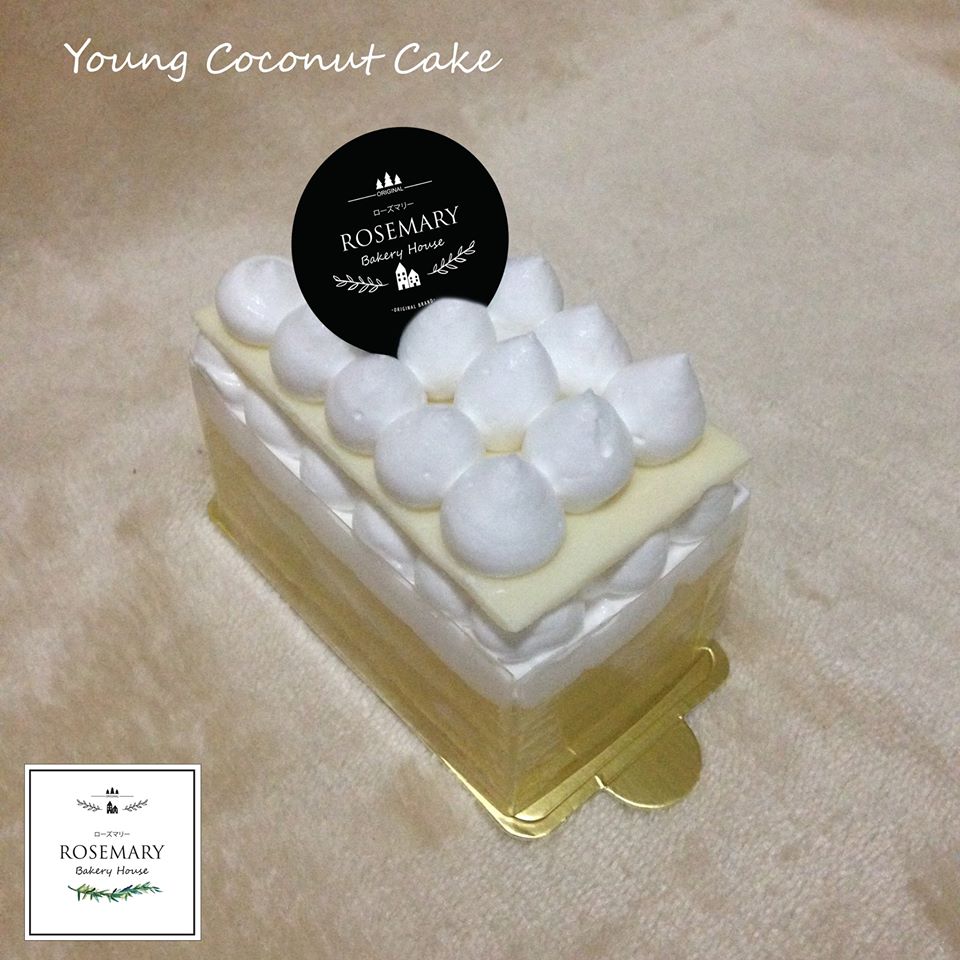 เค้กมะพร้าวอ่อนกับไวท์ช็อกโกแลต Young Coconut & White Chocolate Cake (ชิ้นสี่เหลี่ยม)