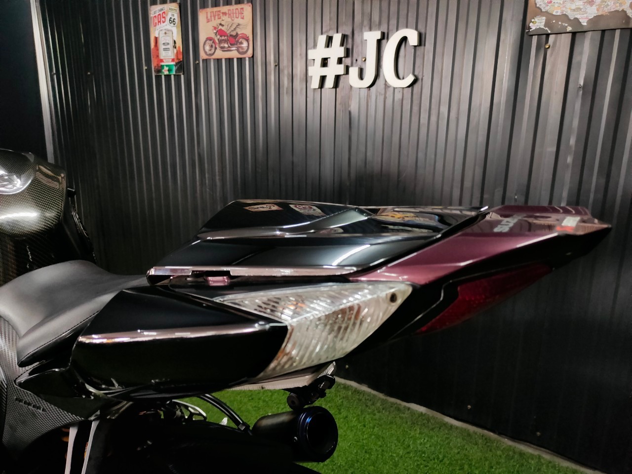 🐬 ได้เวลาโลมาโชว์ตัว #GSX-R1000 สเปค 🇺🇸 จดทะเบียน ธ.ค. ปี 2014 แต่งเต็มพร้อมบิน...ขี่อย่างมันส์‼️