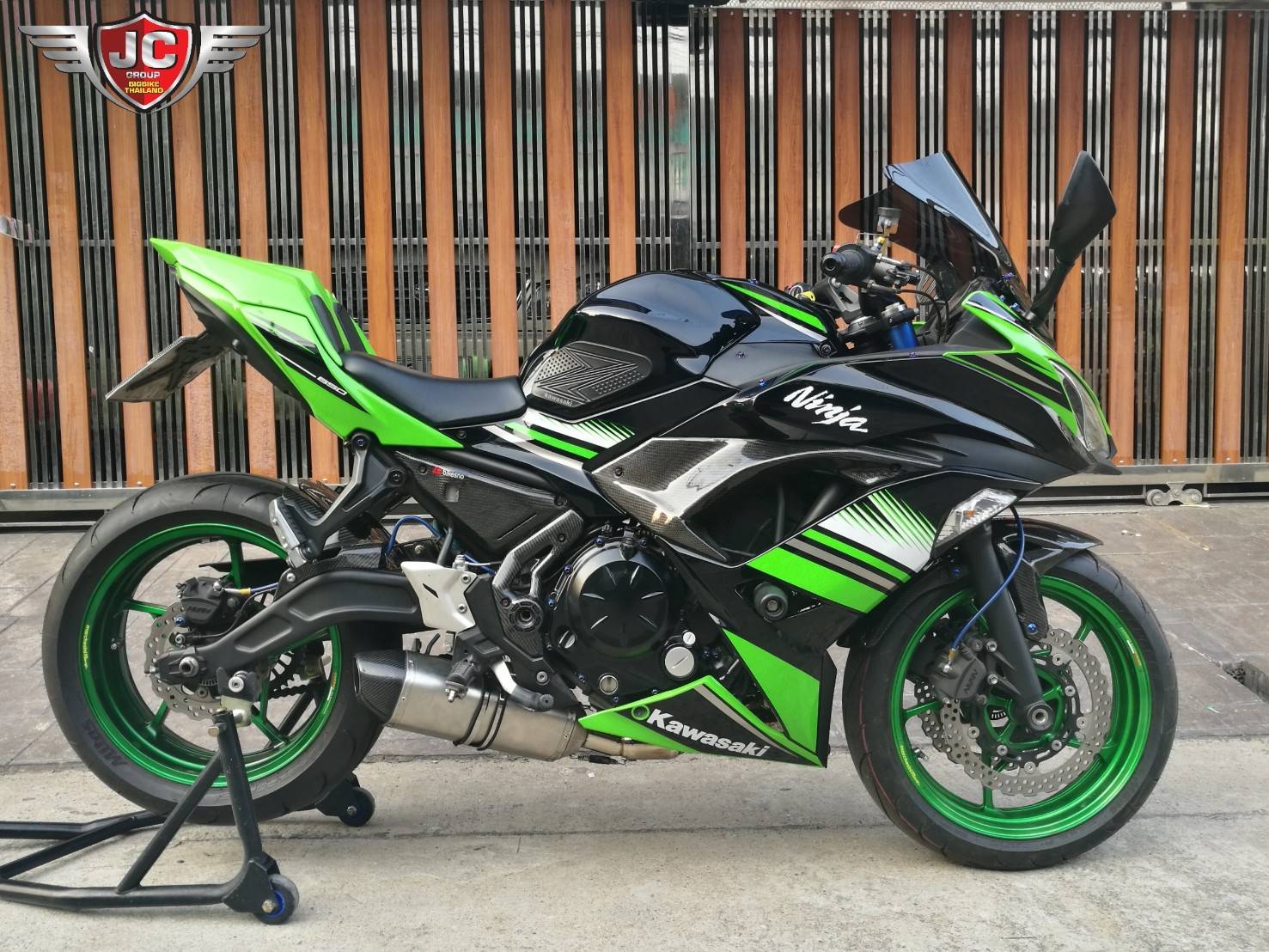 รถคันนี้ทำไมมันหล่อจังใครได้ไปขับหล่อทั้งคนขับทั้งรถไมล์วิ่ง 1XXXX โล