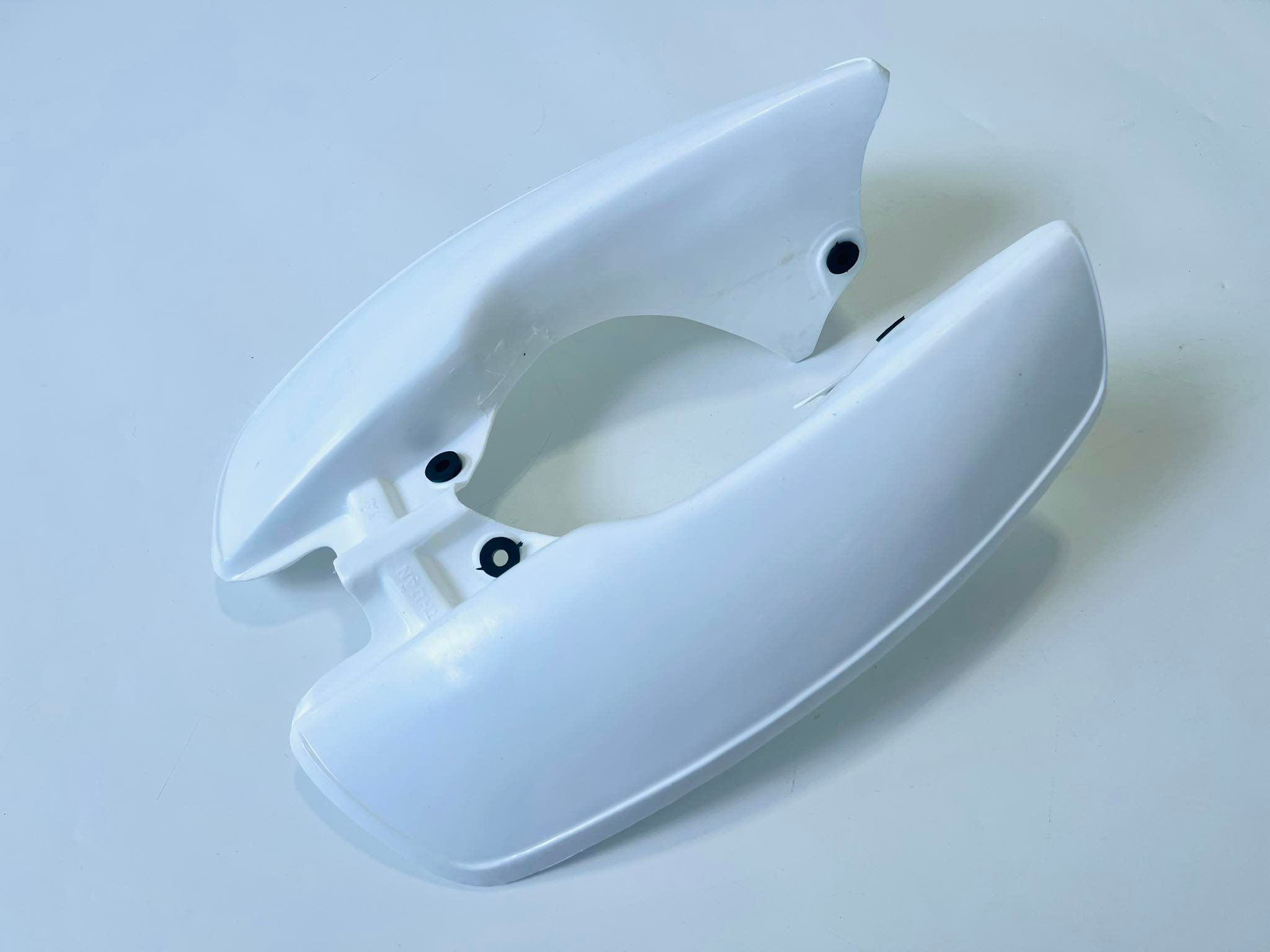 บังลมชาลีแบบธรรมดา พร้อมจุกยางสีดำ บ18-19