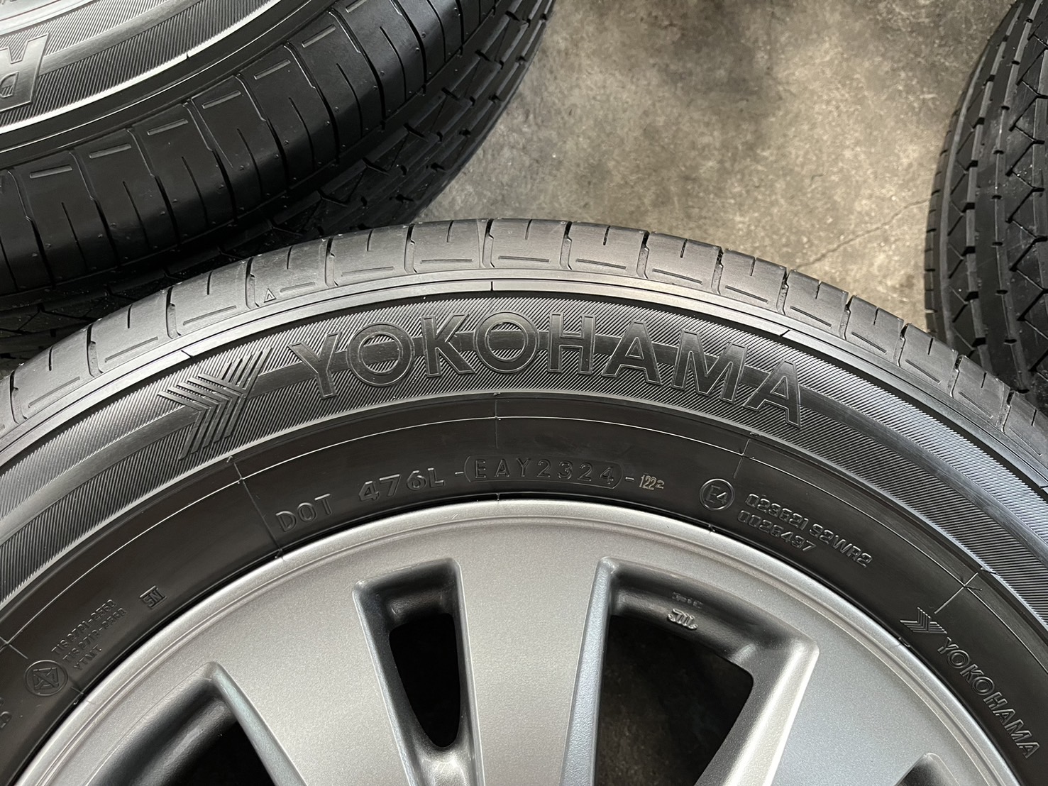 ✨ล้อแม็ก 5รู114✨Toyota INNOVA ขอบ 15 สีไฮเปอร์ พร้อมยางป้ายแดง 205-70-15 Yokohama♨️ปี 24♨️