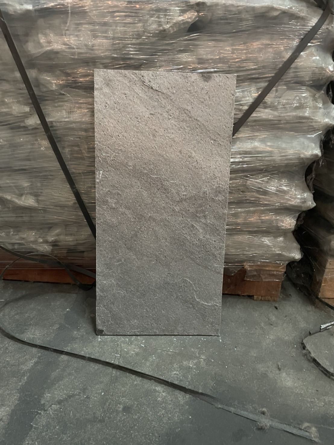 หินแผ่นสีเทา ขนาด 30x60 ซิลเวอร์เกรย หน้าธรรมชาติ