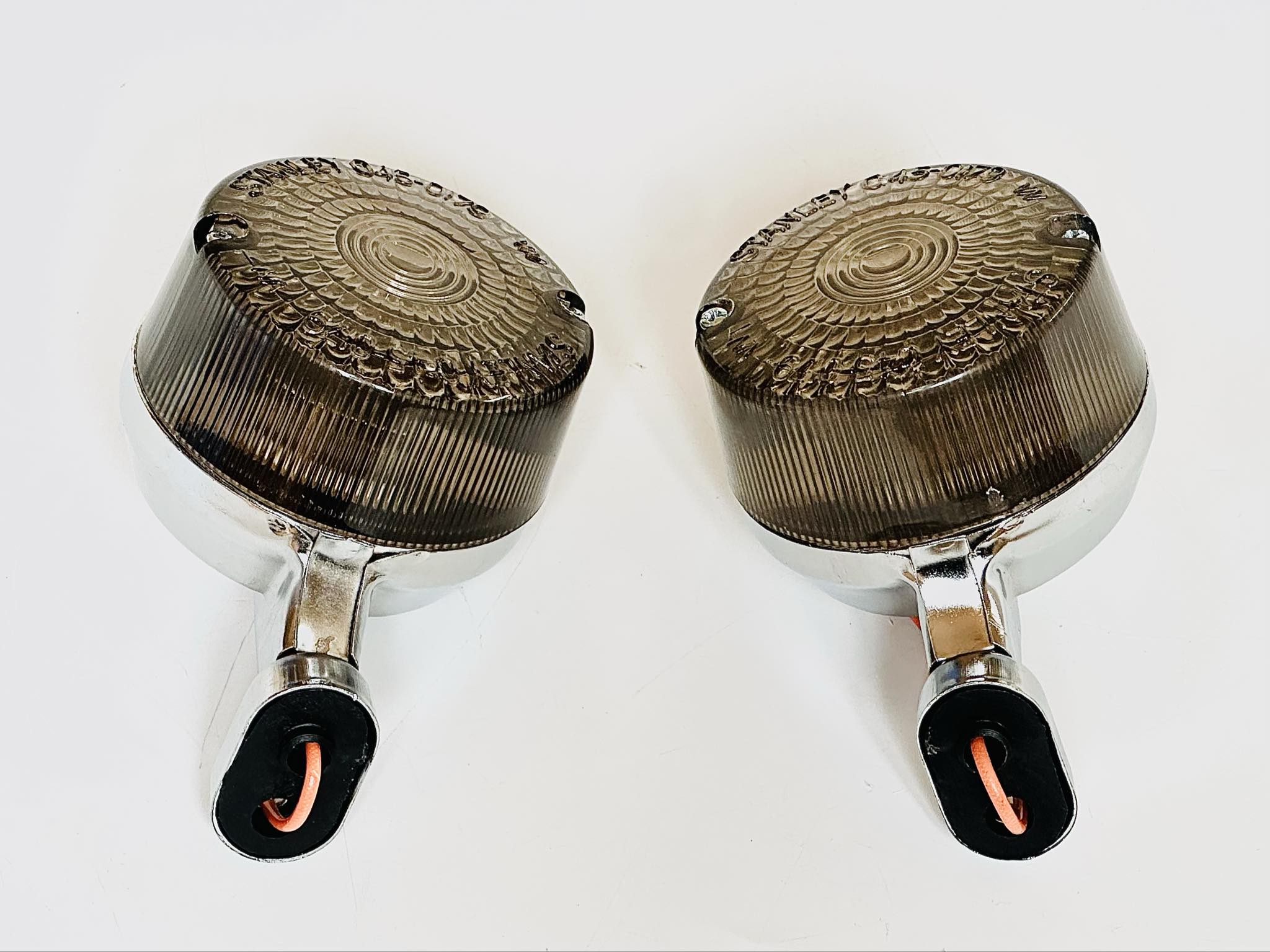 ไฟเลี้ยวชาลี แบบแบน ฝาดำ LAO C20