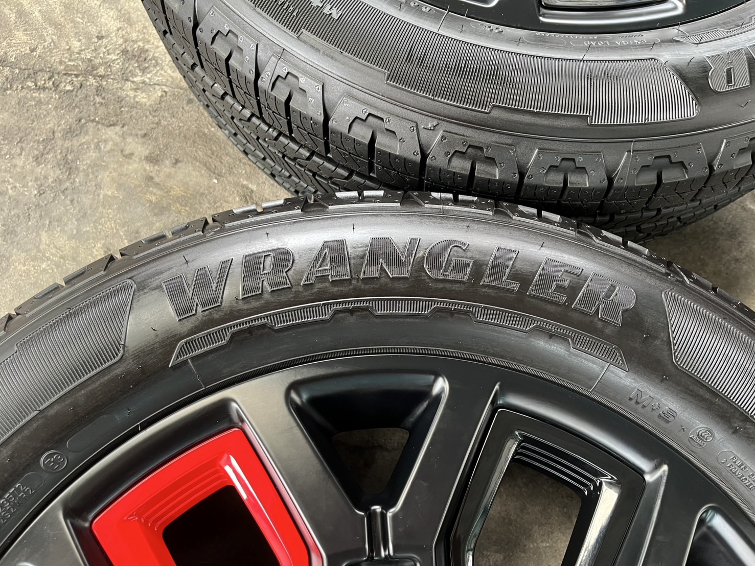 💥ปี25💥✨ล้อแม็กพร้อมยางใหม่ป้ายแดง✨Ford Ranger Stormtrak ขอบ 20 ดำก้านแดง💖ใหม่กริ๊บ💖