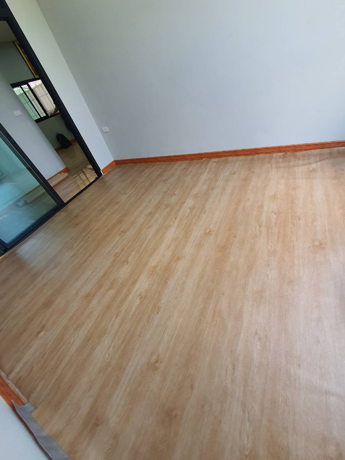 LALAHOME เสื่อน้ำมันผิวทรายลายไม้ รหัส NLMW-5 หนา 1.5 มิล ราคาต่อ เมตร หน้ากว้าง 2 เมตร ลายไม้น้ำตาลแดง 1 เมตร